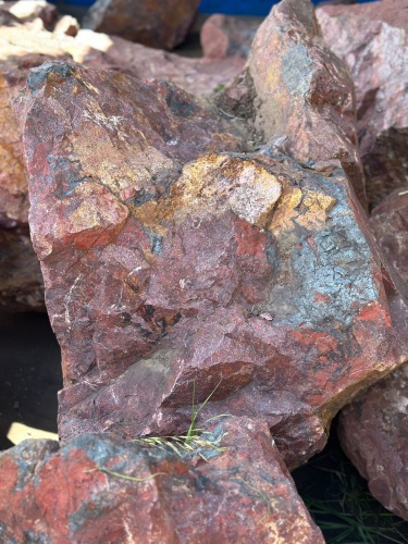 Камни для ландшафтного дизайна красно-фиолетовые 10-60 килограмм купить в Химках