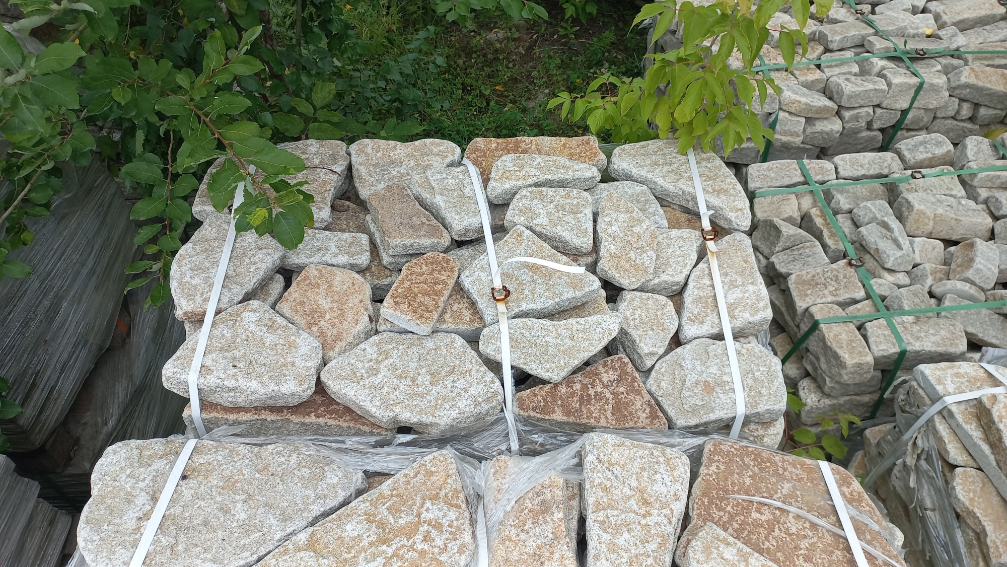 Плитняк галтованный гранитный для ландшафтного дизайна купить в Химках