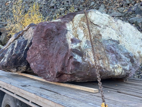 Огромные красно-фиолетовые валуны для ландшафтного дизайна весом более 5 тонн купить в Химках