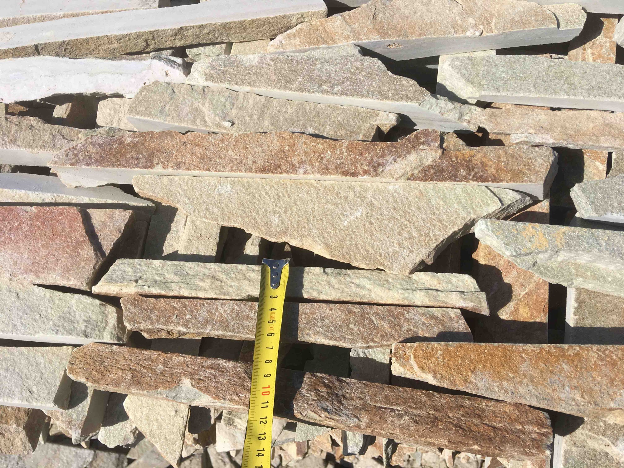 Горбушка златолит золотистый для облицовки купить в Химках