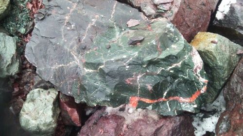 Гигантские зелёные валуны для ландшафтного дизайна весом более 5 тонн купить в Химках