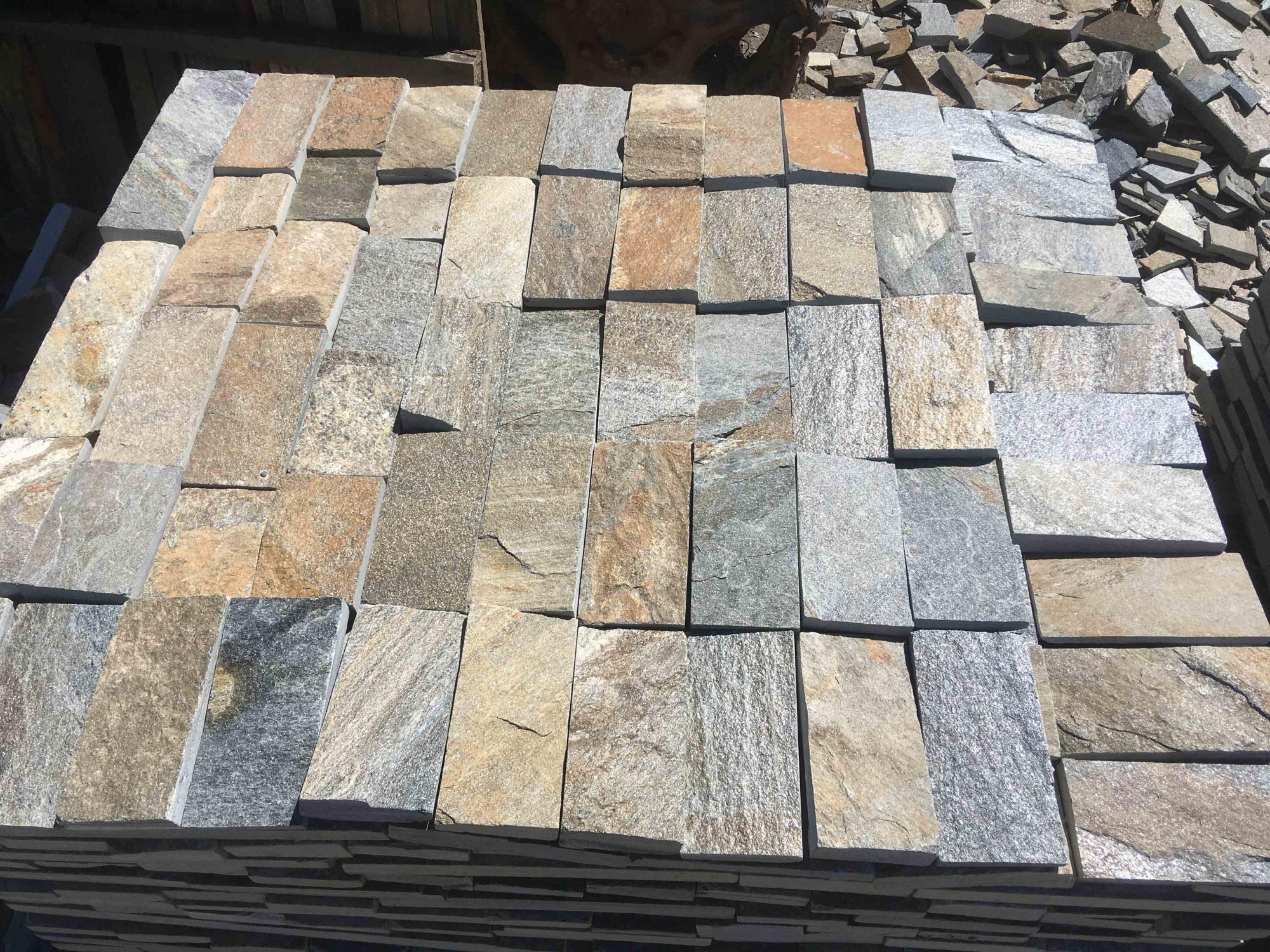 Плитка пилёная златолит Уральский для фасада купить в Химках