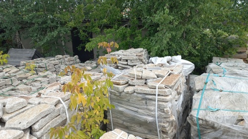 Плитняк галтованный гранитный для ландшафтного дизайна купить в Химках