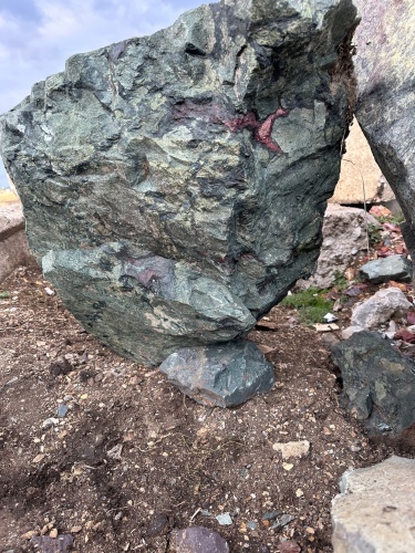 Гигантские зелёные валуны для ландшафтного дизайна весом более 5 тонн купить в Химках