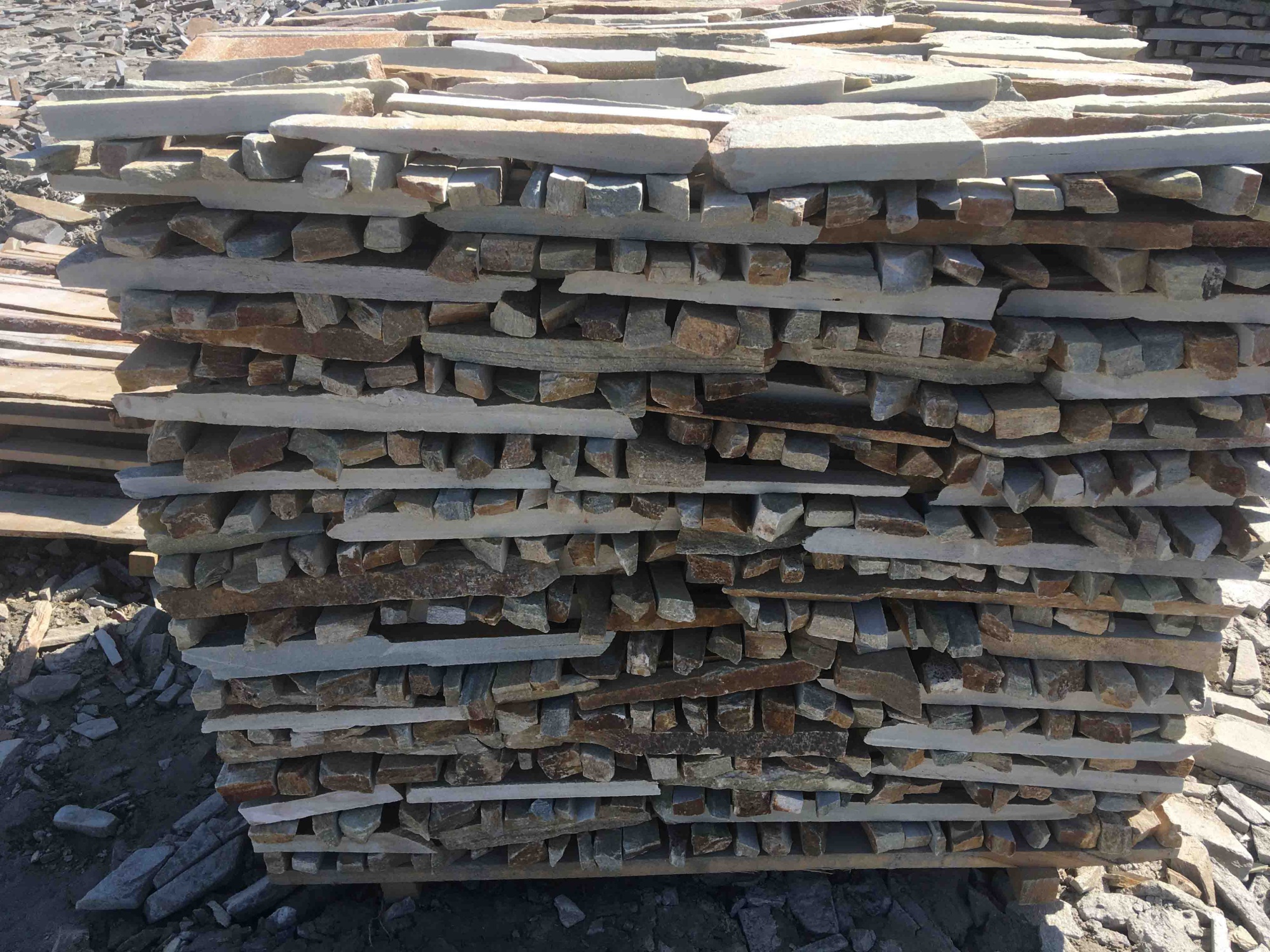 Горбушка златолит золотистый для облицовки купить в Химках