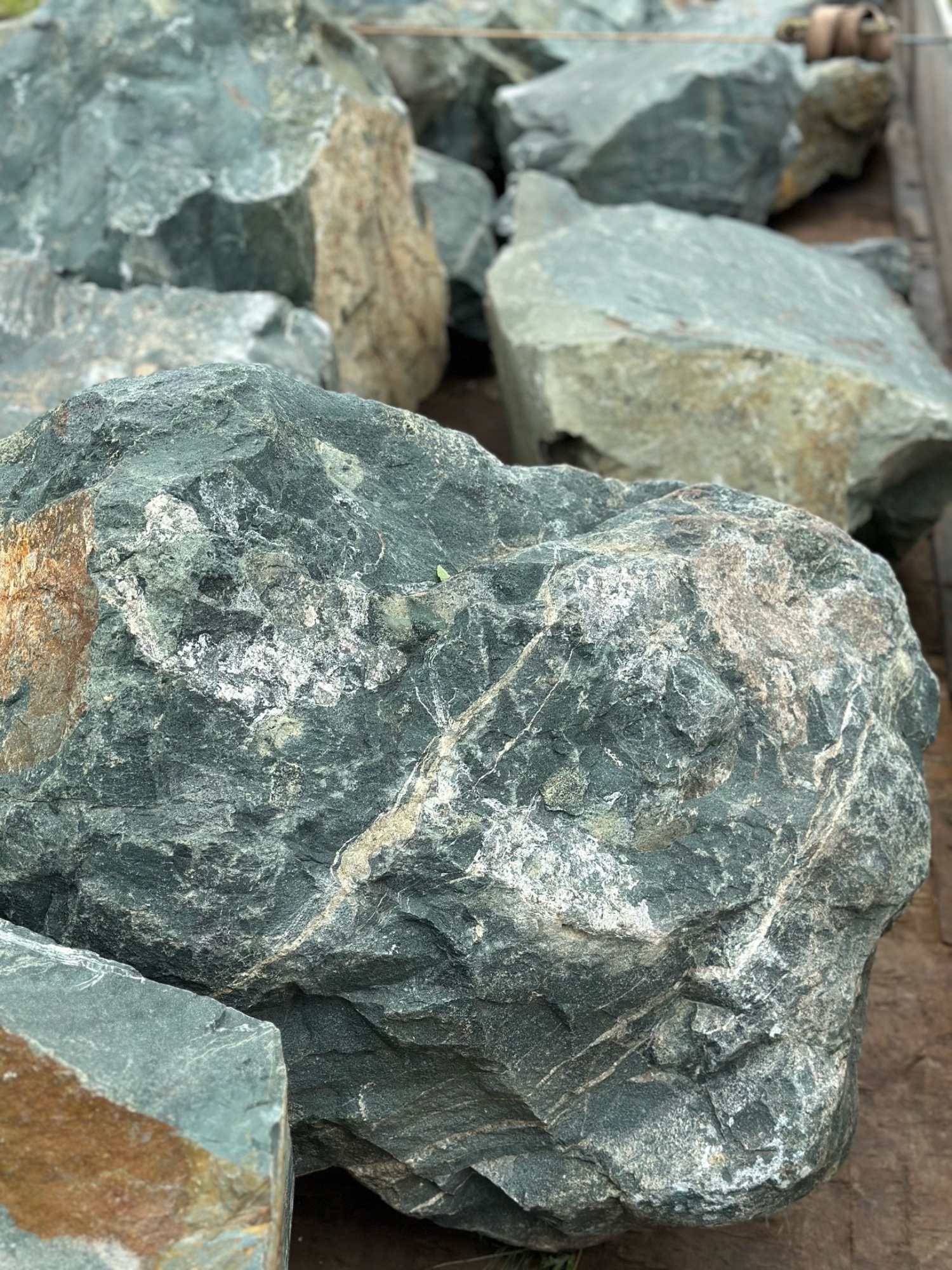 Камни для ландшафтного дизайна зелёные 10-60 килограмм купить в Химках