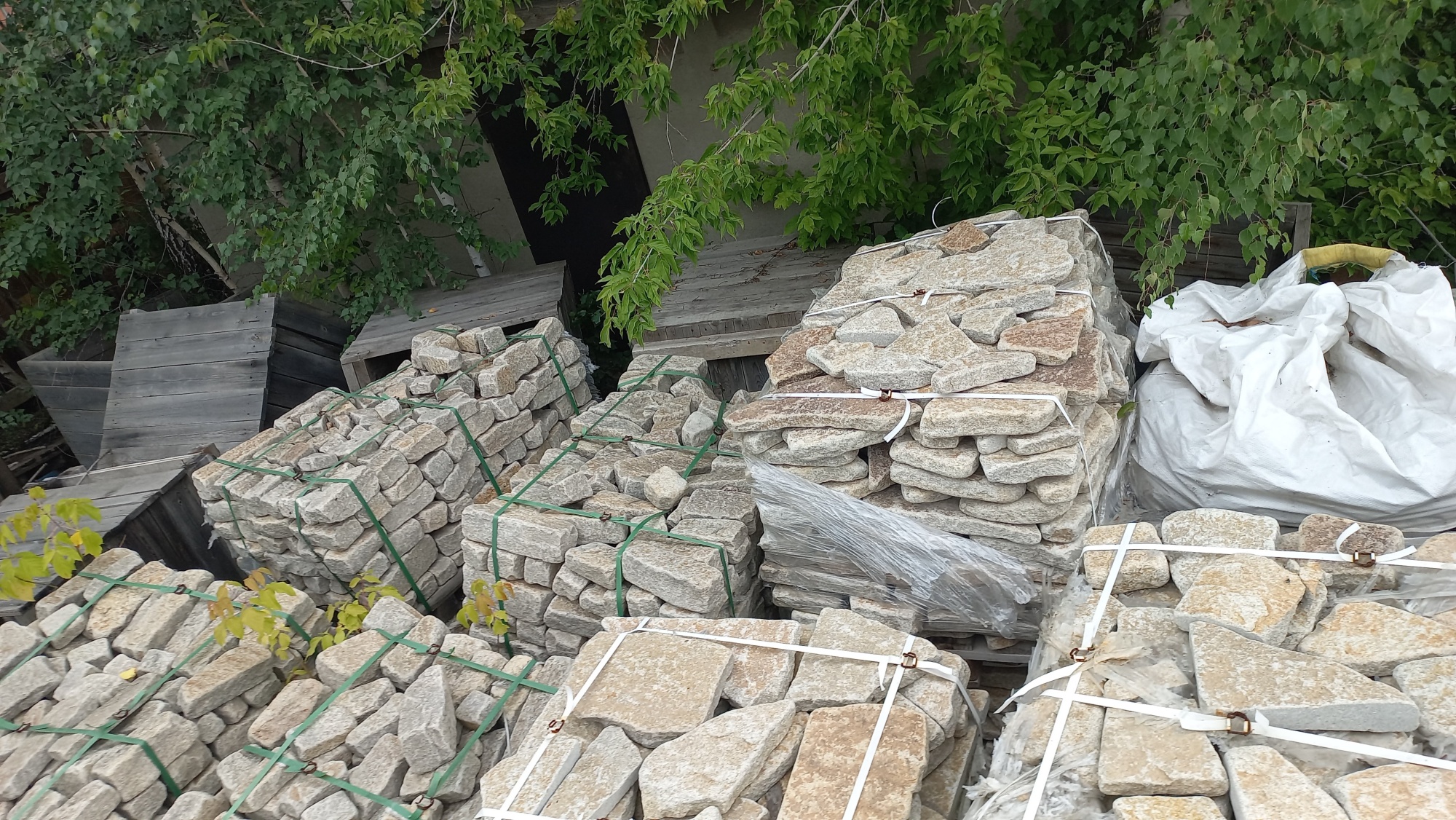 Плитняк гранитный галтованный купить в Химках