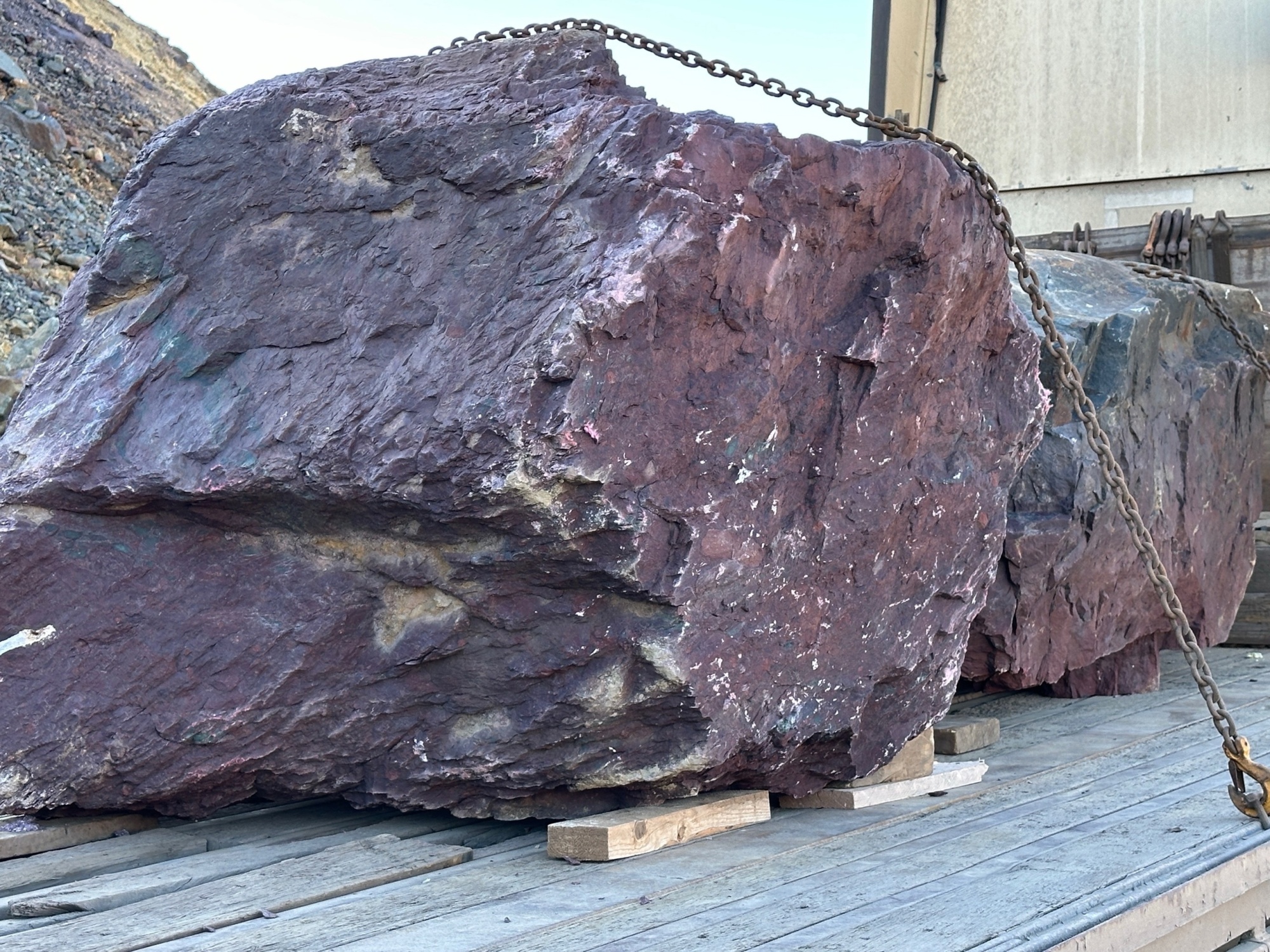 Огромные красно-фиолетовые валуны для ландшафтного дизайна весом более 5 тонн купить в Химках