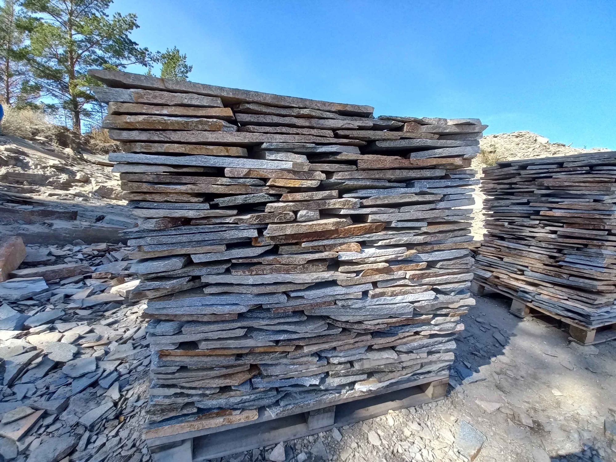 Плитняк златолит серебристый для фасада купить в Химках