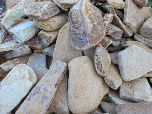 Златолит жёлтый, жёлто-зелёный глыбки и валуны для ланшафтного дизайна купить в Химках