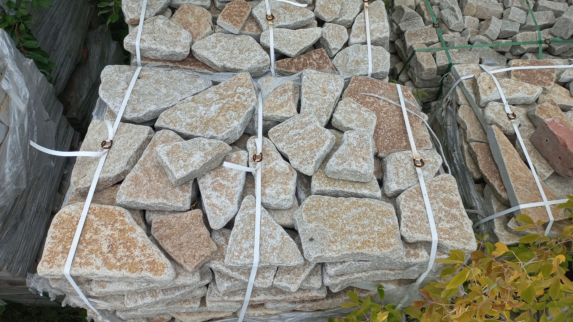 Плитняк галтованный гранитный для ландшафтного дизайна купить в Химках