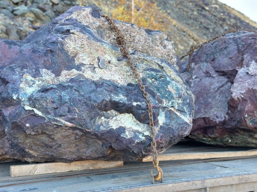 Огромные красно-фиолетовые валуны для ландшафтного дизайна весом более 5 тонн купить в Химках