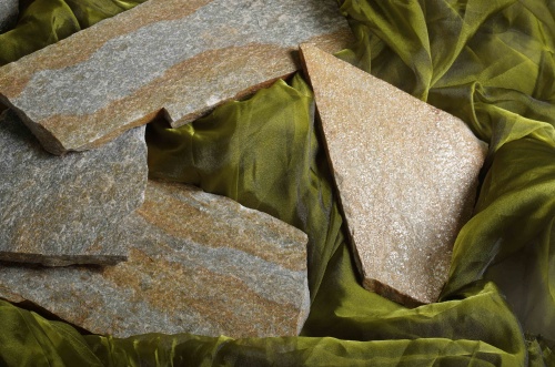 Плитняк златолит Уральский для цоколя, отмостки купить в Химках