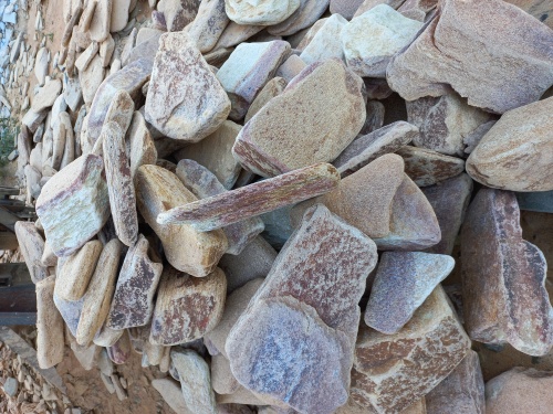 Златолит жёлтый, жёлто-зелёный глыбки и валуны для ланшафтного дизайна купить в Химках