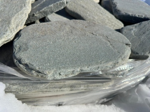 Плитняк златолит зелёный галтованный для мощения на бетон купить в Химках