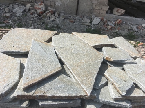 Златолит серебристый галтованный для лестниц купить в Химках